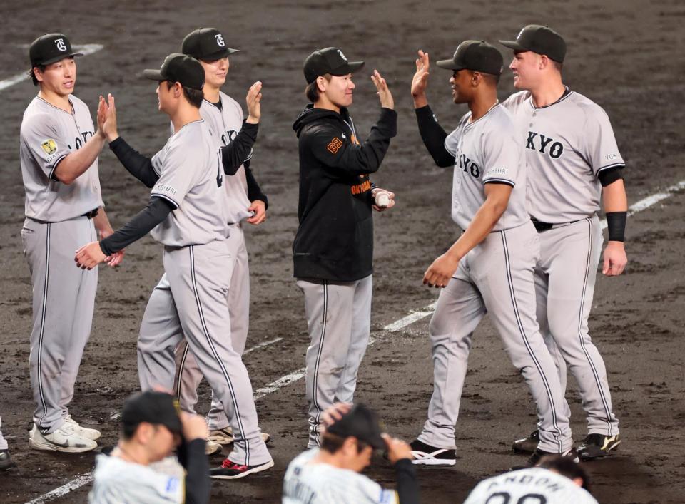 　勝利のタッチを交わす井上（中央）ら巨人ナイン（撮影・立川洋一郎）