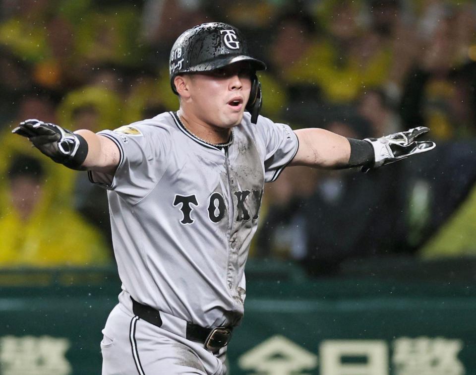 　４回、生還の判定がアウトとなるもセーフを確信しながらベンチへ戻る浅野（撮影・田中太一）