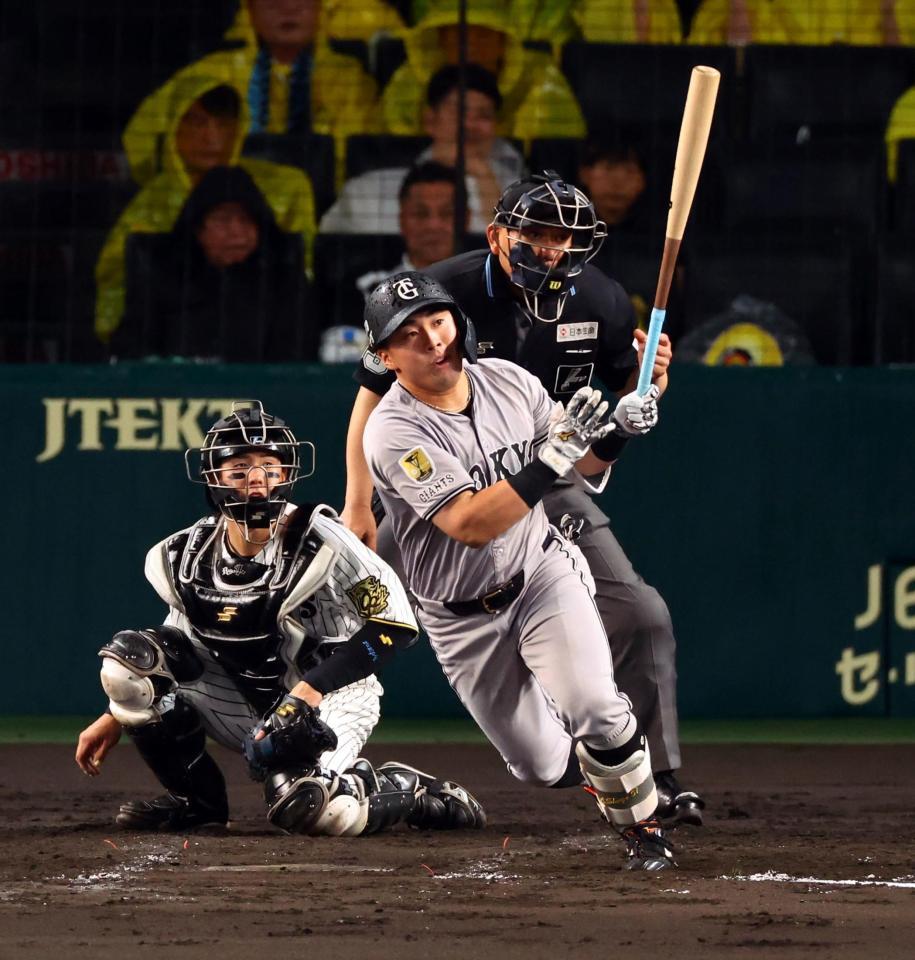 　４回、左翼線に先制適時二塁打を放つ浅野（捕手・梅野）＝撮影・山口登