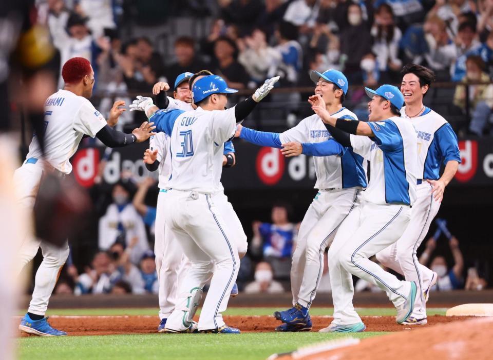 　９回、サヨナラ適時打を放ち、ナインから手荒く祝福される郡司（中央）＝撮影・中島達哉