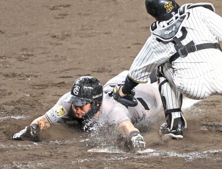 　４回、井上の遊ゴロで本塁へ生還する浅野