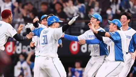 　９回、サヨナラ打を放ち、ナインから祝福される郡司（３０）＝撮影・中島達哉