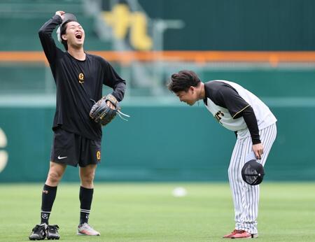 　山崎（左）と談笑する村上（撮影・田中太一）