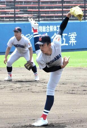 　ダイナミックなフォームで投げ込む横浜・織田（撮影・間宮涼）