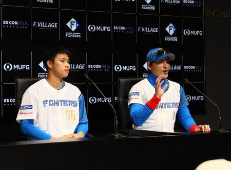 　孫（左）の支配下登録の経緯を話す新庄監督（撮影・中島達哉）