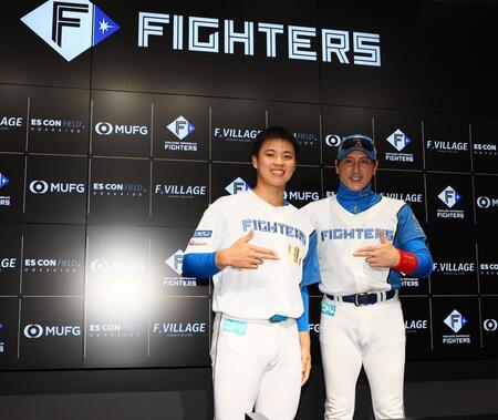 　支配下登録された孫（左）とポーズを決める新庄監督（撮影・中島達哉）