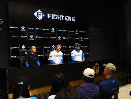 　ご家族が見守る中、支配下登録の会見に臨む孫（中央）＝撮影・中島達哉