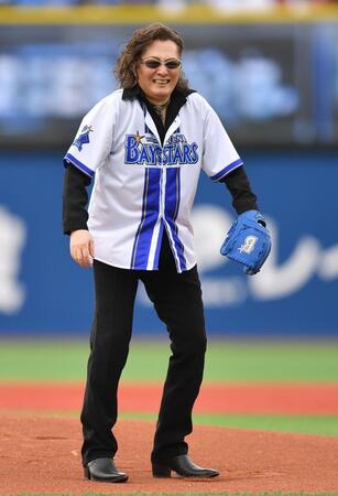 　始球式で大暴投し苦笑いの石井竜也（撮影・開出牧）