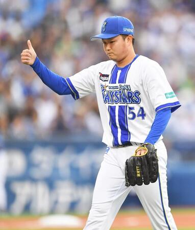 １回、ボスラーを投ゴロに打ち取りサムアップポーズを決める石田裕（撮影・開出牧）