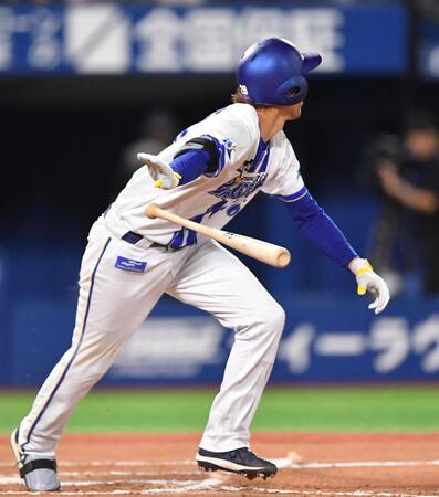 ６回、左前適時打を放つ三森（撮影・開出牧）