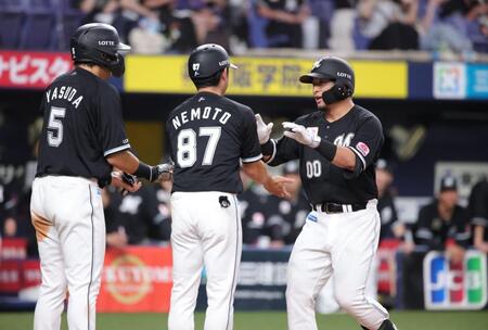 　７回、池田は二打席連続となる２ランを放ち、ホームでタッチをかわす（撮影・坂部計介）