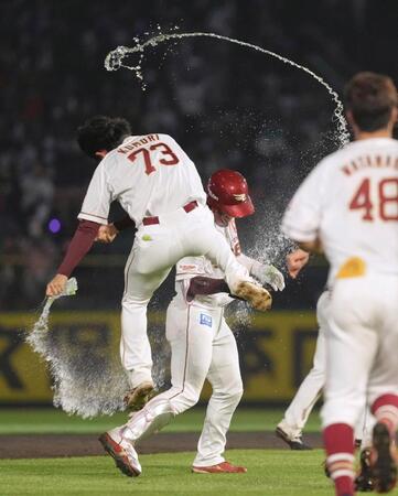 ９回、サヨナラ犠飛を放ち、祝福される楽天・宗山（奥）