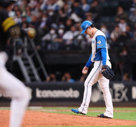 １１回、柳町（左）に勝ち越しソロを浴びた池田（撮影・中島達哉）