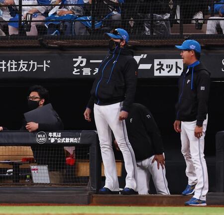 １１回、レイエスが大飛球を放ったが右飛に倒れ、がっくりの新庄監督（中央）＝撮影・中島達哉