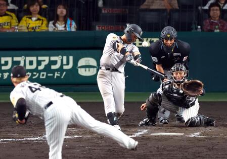 １１回、右越えに勝ち越し適時三塁打を放つ門脇（投手・ネルソン）＝撮影・山口登