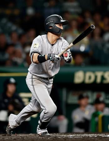 　１１回巨人２死二塁、門脇が右越えに勝ち越しの適時三塁打を放つ＝甲子園