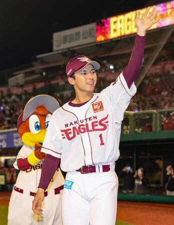 サヨナラ勝ちし、ファンの声援に応える宗山