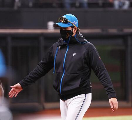 １０回、選手交代を告げ、ベンチに戻る新庄監督（撮影・中島達哉）