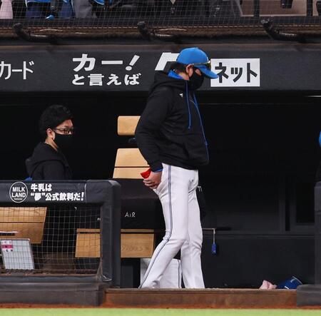 ソフトバンクに延長戦の末敗戦し、引き揚げる新庄監督（右）＝撮影・中島達哉