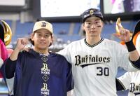 　ヒーローインタビューでポーズをとる宮城（左）と広岡