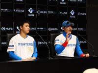 　孫（左）の支配下登録の経緯を話す新庄監督（撮影・中島達哉）