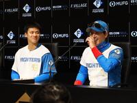 　支配下登録され、笑顔を見せる孫（左）と新庄監督（撮影・中島達哉）