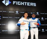 　支配下登録された孫（左）とポーズを決める新庄監督（撮影・中島達哉）