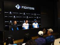 　ご家族が見守る中、支配下登録の会見に臨む孫（中央）＝撮影・中島達哉