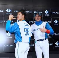 　支配下登録され、新庄監督（右）とポーズを決める孫（撮影・中島達哉）