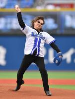 　始球式を務めた石井竜也（撮影・開出牧）