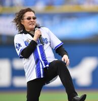 試合前のライブで熱唱する石井竜也（撮影・開出牧）