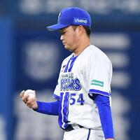 　５回、カリステに左前打を打たれノーノーの夢破れボールを見つめる石田裕（撮影・開出牧）