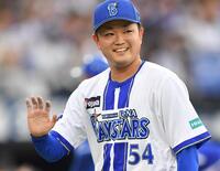 １回、ボスラーを投ゴロに打ち取り笑顔の石田裕（撮影・開出牧）