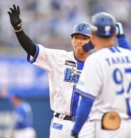 　１回、左前打を放ちポーズを決める蝦名（撮影・開出牧）