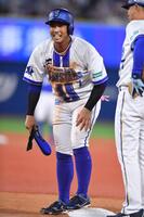 ６回、ショートへの適時内野安打を放ち笑顔の桑原（撮影・開出牧）