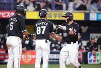 　７回、池田は二打席連続となる２ランを放ち、ホームでタッチをかわす（撮影・坂部計介）