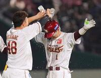 ９回、サヨナラ犠飛を放ち、祝福される宗山（右）