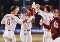 ９回、サヨナラ犠飛を放ち、祝福される宗山（左から２人目）