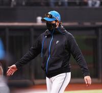 １０回、選手交代を告げ、ベンチに戻る新庄監督（撮影・中島達哉）