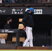 ソフトバンクに延長戦の末敗戦し、引き揚げる新庄監督（右）＝撮影・中島達哉