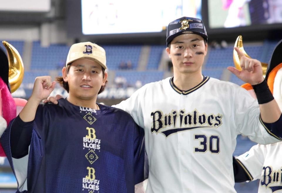 　ヒーローインタビューでポーズをとる宮城（左）と広岡