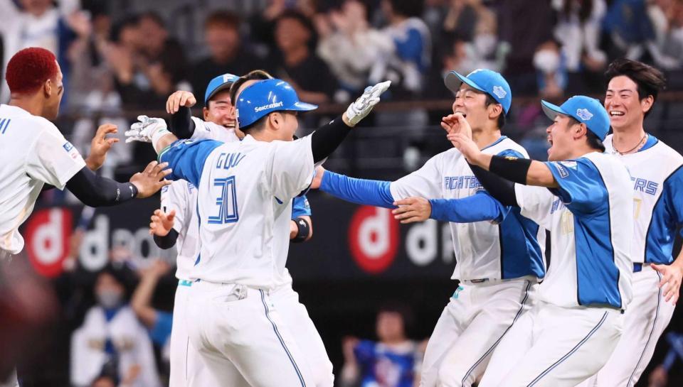 　９回、サヨナラ打を放ち、ナインから祝福される郡司（３０）＝撮影・中島達哉