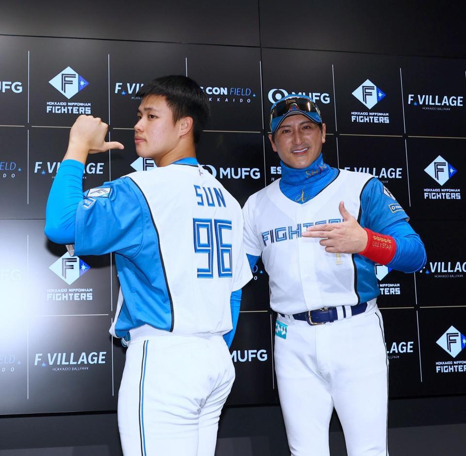 　支配下登録され、新庄監督（右）とポーズを決める孫（撮影・中島達哉）