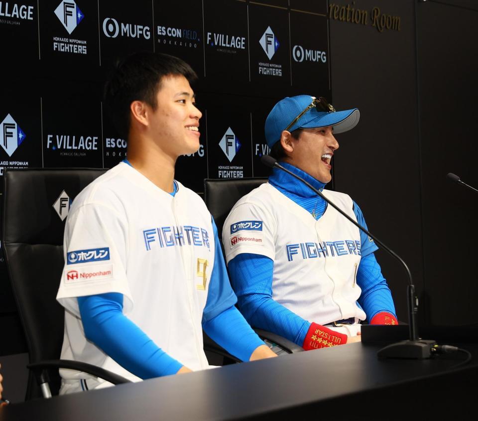 　会見中に笑顔を見せる孫（左）と新庄監督（撮影・中島達哉）