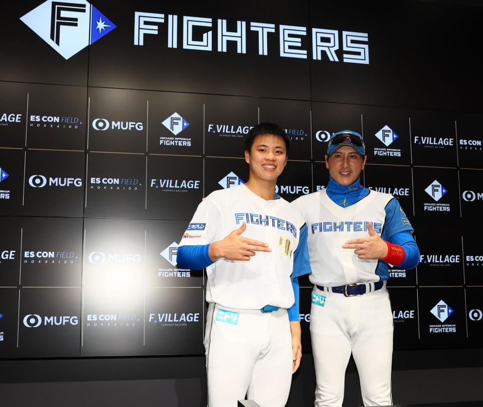 　支配下登録された孫（左）とポーズを決める新庄監督（撮影・中島達哉）