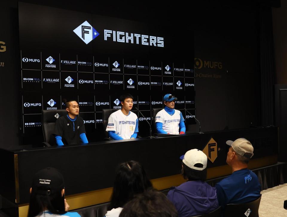 　ご家族が見守る中、支配下登録の会見に臨む孫（中央）＝撮影・中島達哉