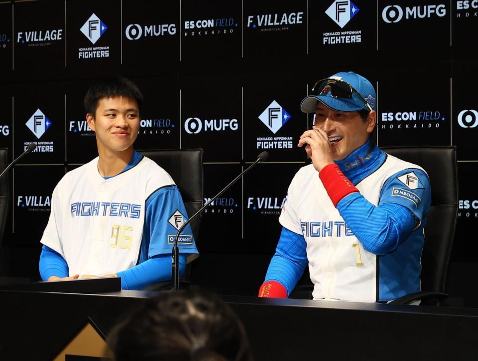 　支配下登録され、笑顔を見せる孫（左）と新庄監督（撮影・中島達哉）