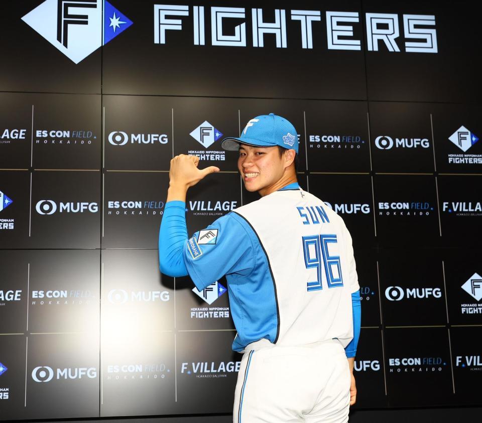 　新しい背番号を背に笑顔を見せる孫（撮影・中島達哉）