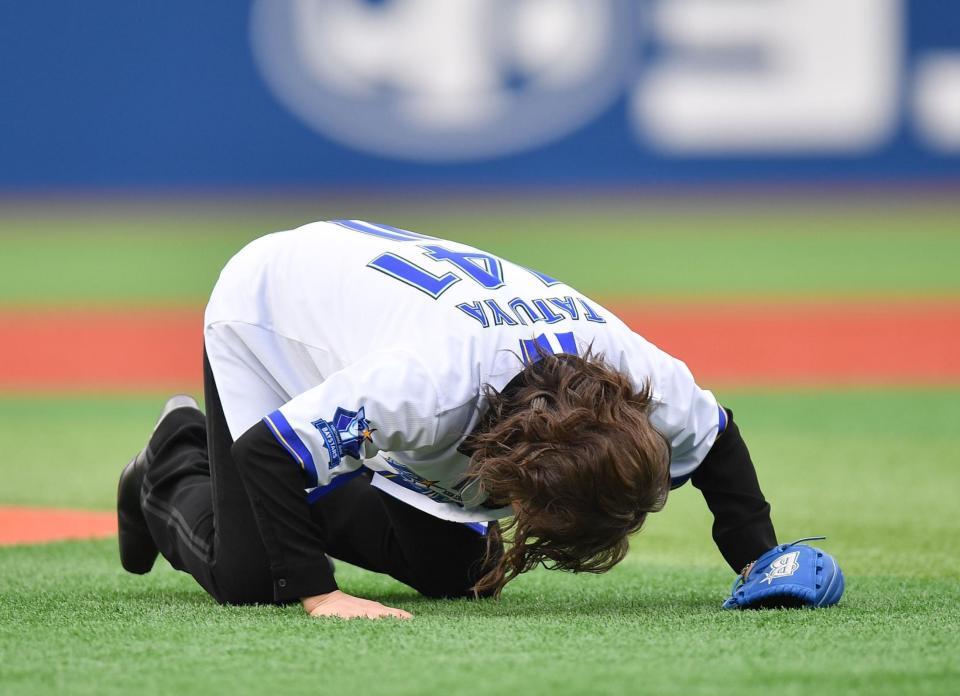 　始球式で悪送球し土下座してわびる石井竜也（撮影・開出牧）