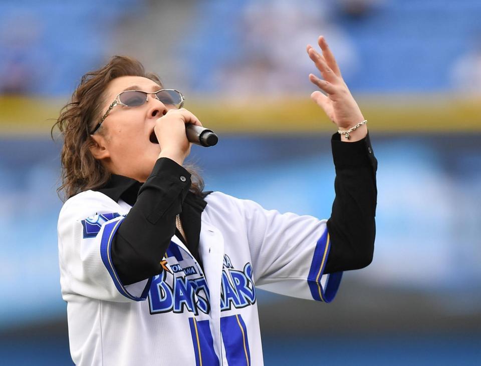 試合前のライブで熱唱する石井竜也（撮影・開出牧）